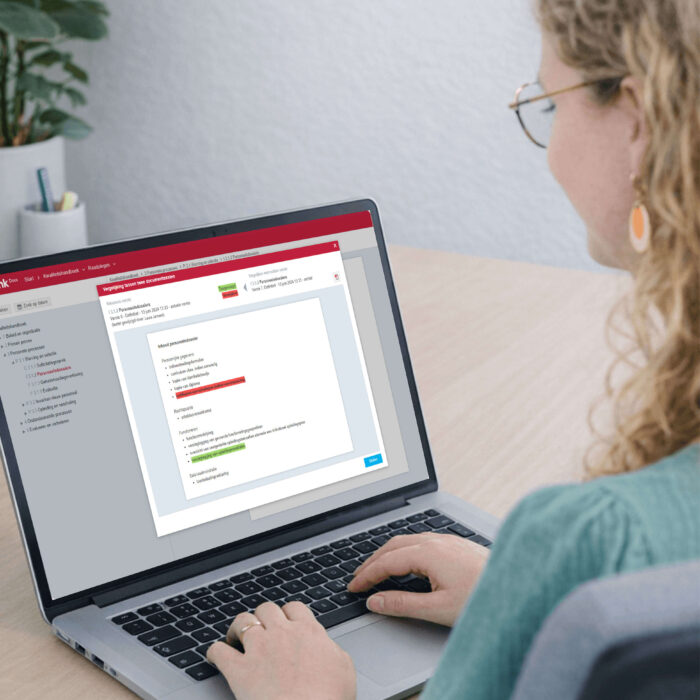vrouw maakt gebruik van Q Docs software op laptop