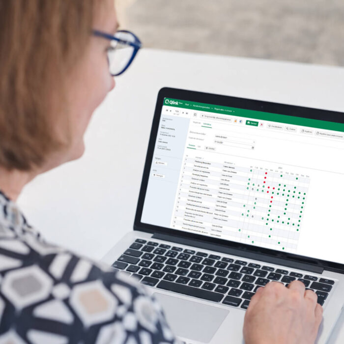 vrouw maakt gebruik van Q Base software op de laptop